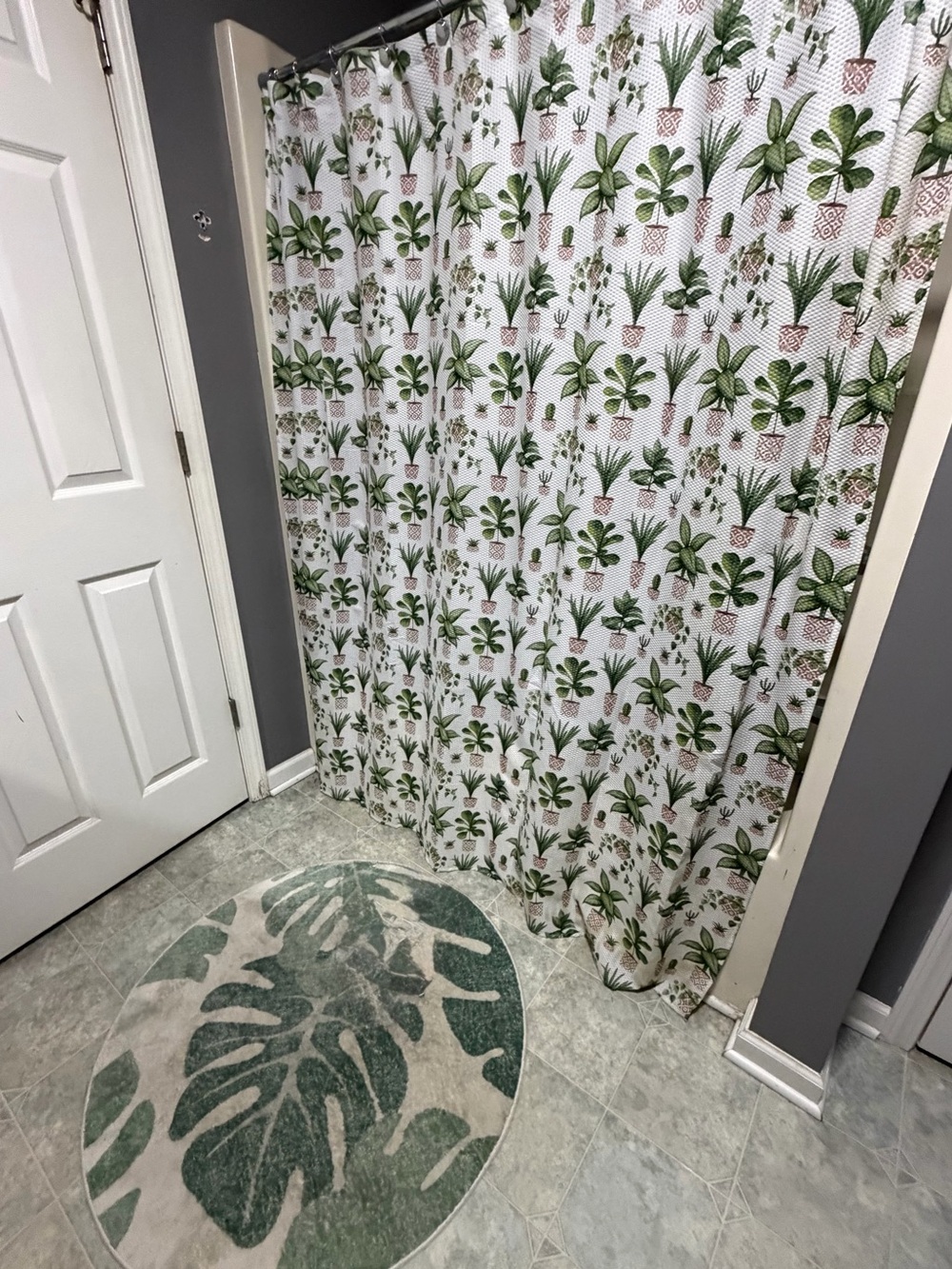 Green Botanical Shower Curtain & Matching Botanical rug! Like new